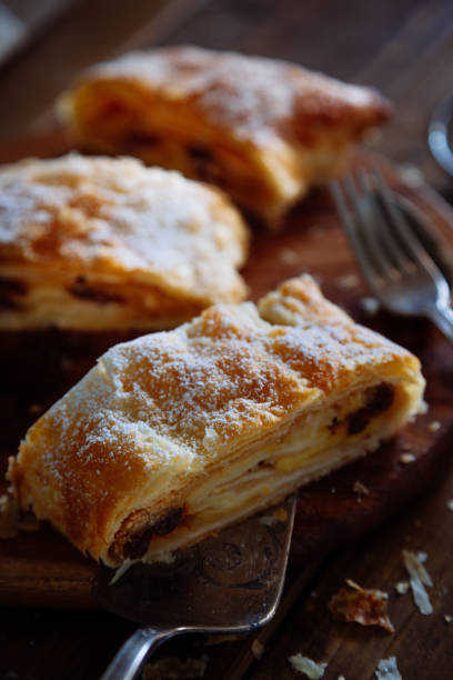 strudel de manzana - baked apple food meal dessert fotografías e imágenes de stock