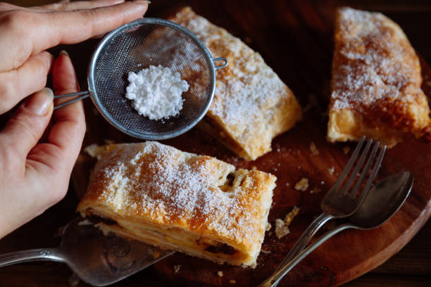 strudel de manzana - baked apple food meal dessert fotografías e imágenes de stock