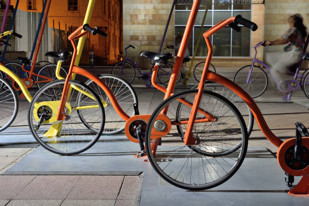 exposition de vélos coloré - benjamin netanyahu photos et images de collection