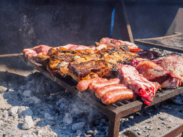preparação de carne de porco em um churrasco, close-up - filet mignon bacon fillet steak - fotografias e filmes do acervo