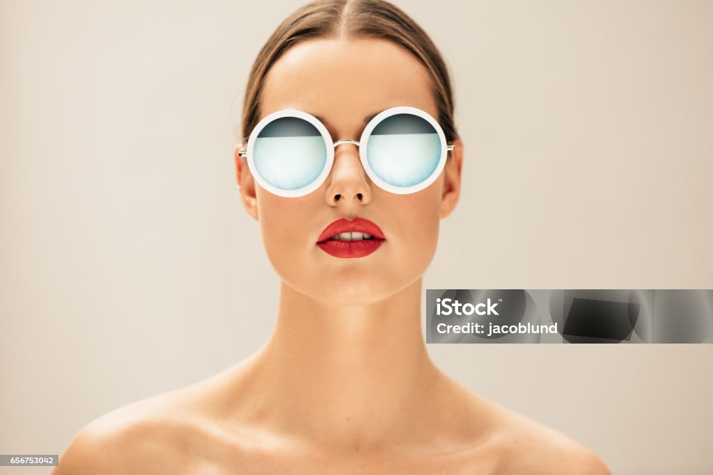 Jolie jeune femme avec des glaces - Photo de Lunettes de soleil libre de droits