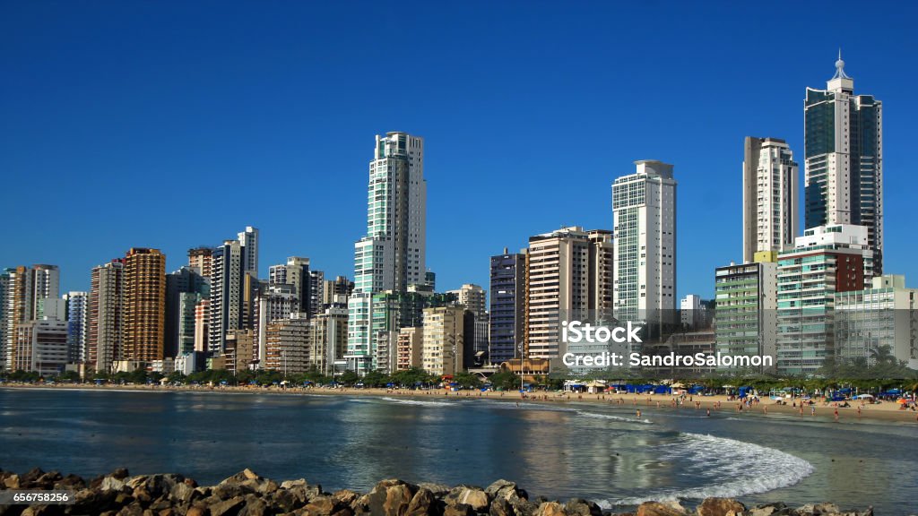 Vue sur la ville de Balneario Camboriu, Santa Catarina, Brésil - Photo de Établissement de cure libre de droits