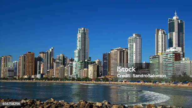 Photo libre de droit de Vue Sur La Ville De Balneario Camboriu Santa Catarina Brésil banque d'images et plus d'images libres de droit de Établissement de cure