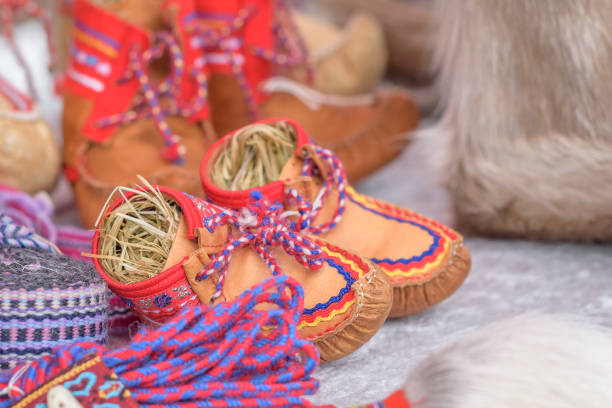 traditionelle sami handgemachte lederschuhe für kinder hergestellt aus rentier ausblenden - lappen stock-fotos und bilder