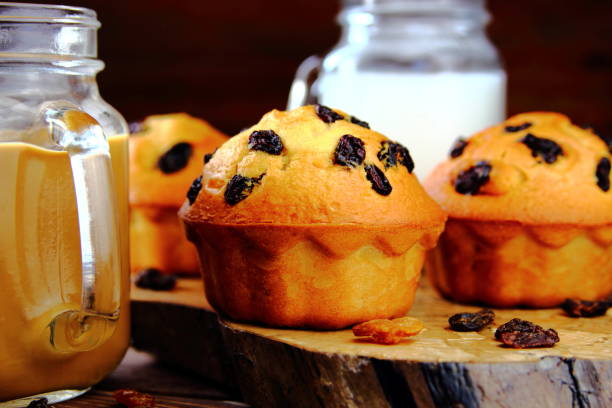Cake with raisins and milk