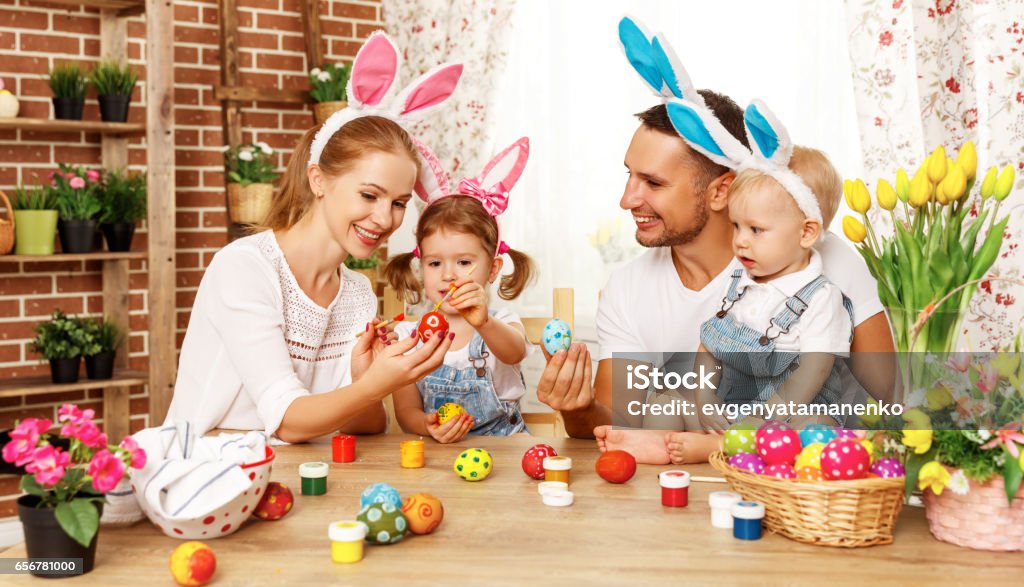 Feliz Páscoa! crianças, pai e mãe de família pintar ovos para férias - Foto de stock de Páscoa royalty-free