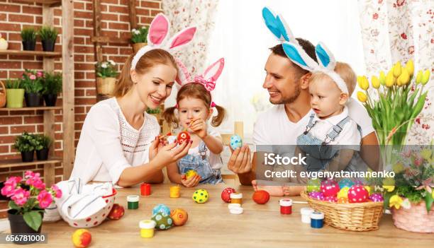 Foto de Feliz Páscoa Crianças Pai E Mãe De Família Pintar Ovos Para Férias e mais fotos de stock de Páscoa