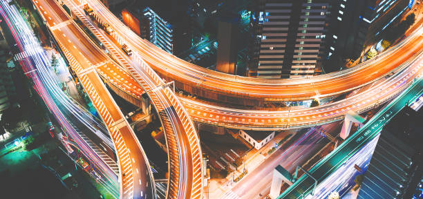 vista aérea de um cruzamento de rodovia maciça em tóquio, japão - car driving transportation tokyo prefecture - fotografias e filmes do acervo