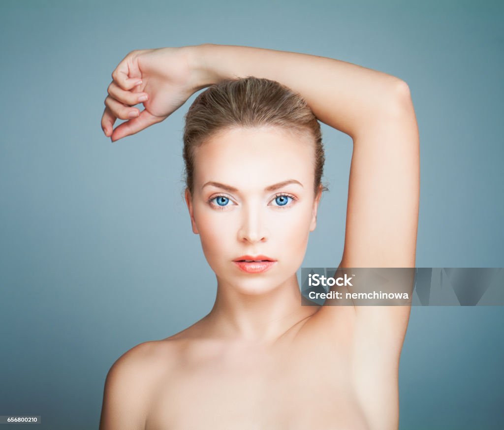 Perfecto Spa modelo chica con piel sana sobre fondo azul. Retrato de belleza Spa - Foto de stock de Mujeres libre de derechos