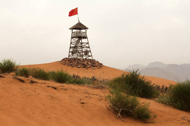 torre di guardia nel deserto di tengger, shapotou, provincia di ningxia, cina - guyuan foto e immagini stock