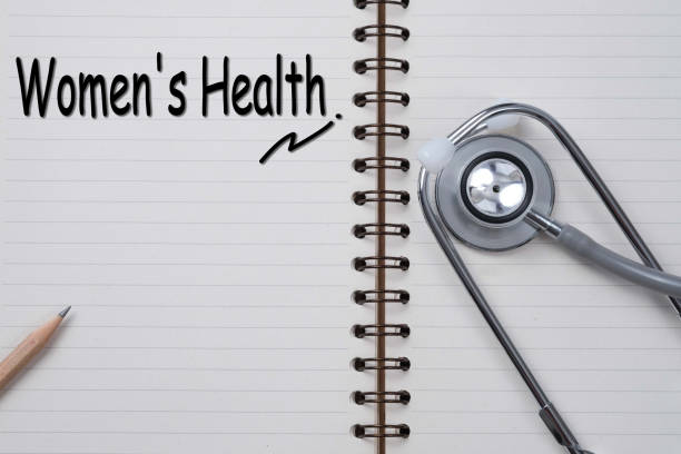 stethoskop auf notebook und bleistift mit frauen gesundheit-wörter als medizinisches konzept - vagina uterus human fertility x ray image stock-fotos und bilder
