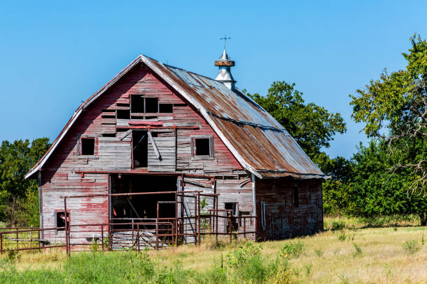istock Old Abandonded  Barn in Oklahoma 656855282
