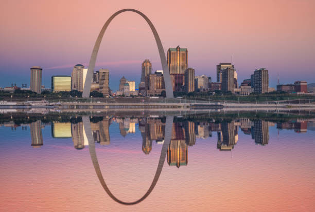 St Louis Sunrise Sunrise reflection of the St Louis skyline along the Mississippi River jefferson national expansion memorial park stock pictures, royalty-free photos & images