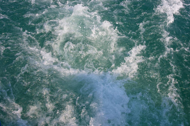 wake jet com espuma branca - green sea whirlpool bubble - fotografias e filmes do acervo