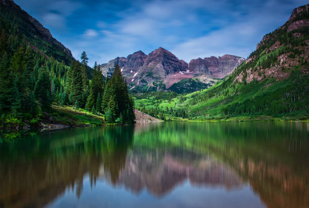 maroon lake - rocky mountains panoramic colorado mountain imagens e fotografias de stock