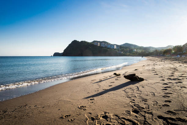 Rocks, the fishing boat and sea - fotografia de stock