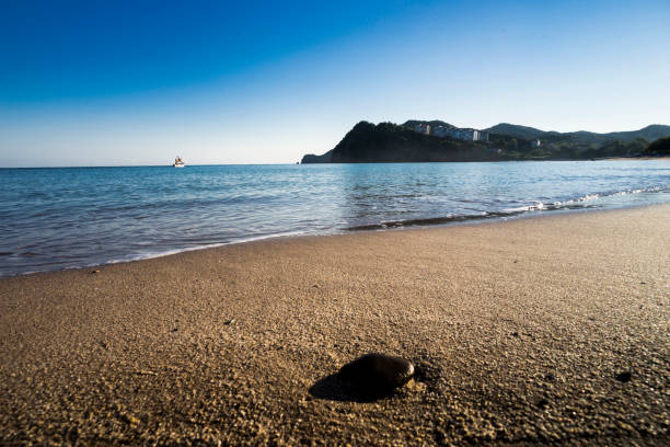 Rocks, the fishing boat and sea - fotografia de stock