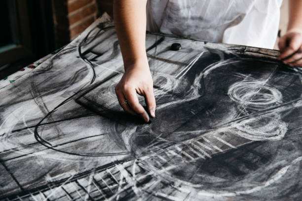 молодая художница рисует с углем на бумаге - drawing sketch artist charcoal drawing стоковые фото и изображения