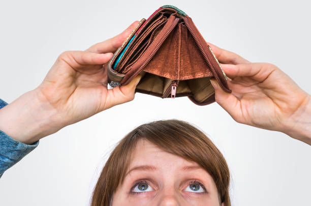 donna in possesso di un portafoglio vuoto, non ha soldi - spending money foto e immagini stock