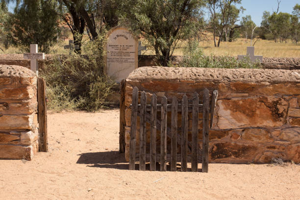 cementerio outback - alice springs public building outdoors horizontal fotografías e imágenes de stock