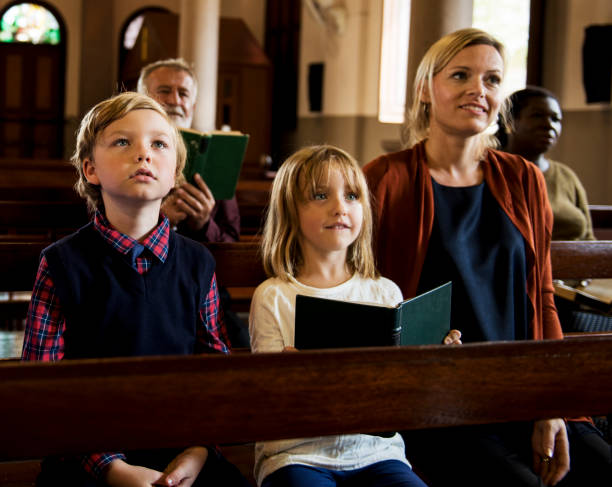 igreja pessoas acreditam que a fé religiosa - pew - fotografias e filmes do acervo