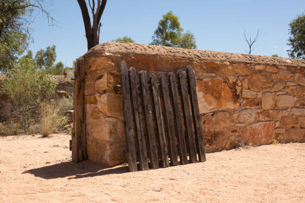 interior cementerio puerta - alice springs public building outdoors horizontal fotografías e imágenes de stock