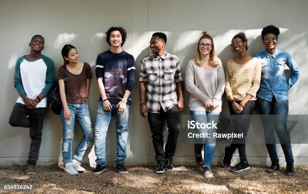 Diversidad De Trabajo En Equipo Grupo De Personas Amigos Foto de stock y más banco de imágenes de Adolescente