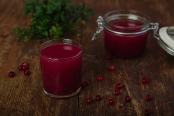 木製の背景にクランベリーとベリーゼリー - jellied cranberries 写真 ストックフォトと画像