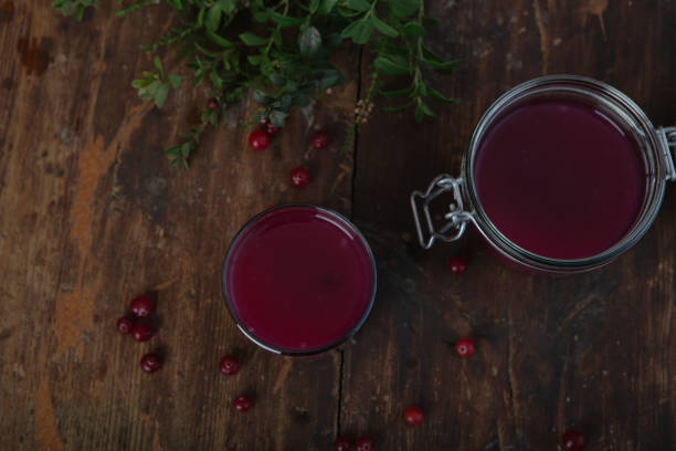 木製の背景にクランベリーとベリーゼリー - jellied cranberries 写真 ストックフォトと画像