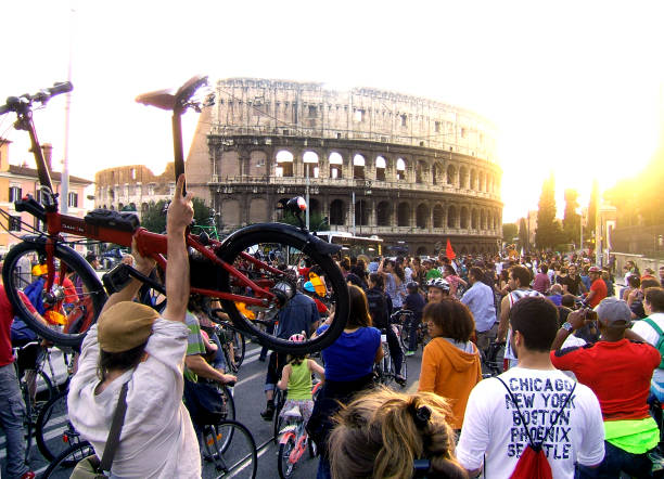 rowerzyści w romie critical mass (ciemmona) - caritas zdjęcia i obrazy z banku zdjęć
