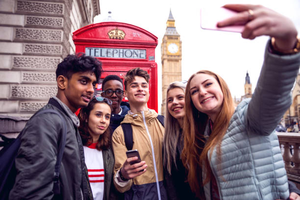 college-studenten auf reisen nach london - pay phone telephone people women stock-fotos und bilder