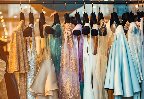 Coloridos clorhes en bastidores en una boutique de moda photo