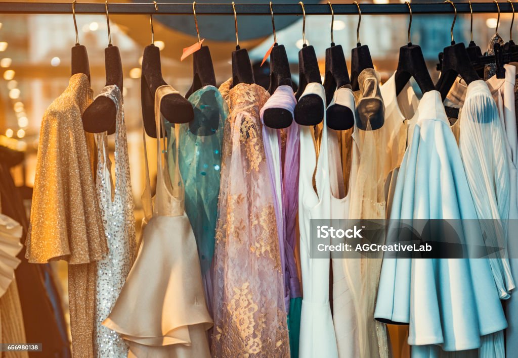 Habirs colorées sur des racks dans une boutique de mode - Photo de Robe libre de droits