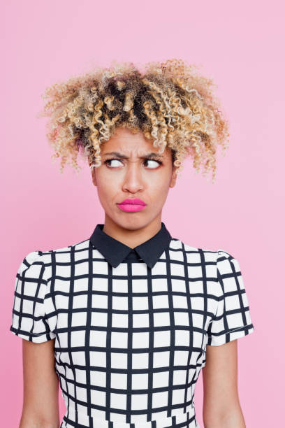 portrait de mignonne afro américaine jeune femme demandais - disgust women african ethnicity human face photos et images de collection