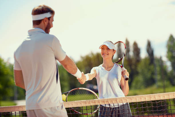 テニストレーニング後の握手 - tennis court sports training tennis net ストックフォトと画像