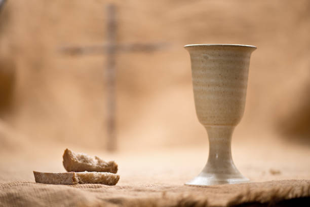 kelch wein mit brot auf der leinwand - communion table stock-fotos und bilder