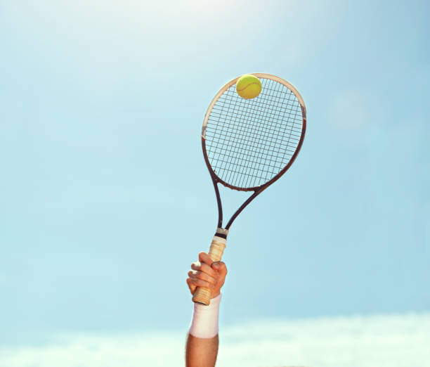 tennisschläger - tennis serving female playing stock-fotos und bilder