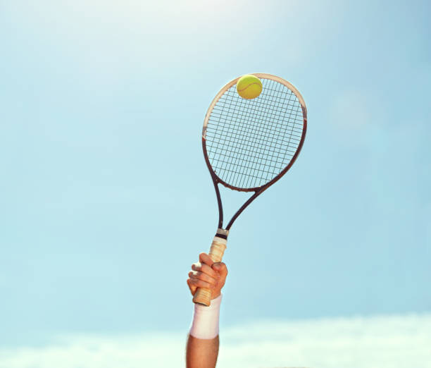 테니스 라켓 - tennis serving female playing 뉴스 사진 이미지