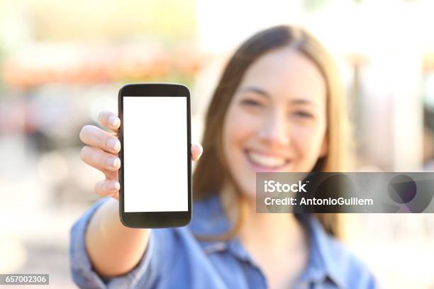 空白のスマート フォン表示を示している女の子 - 見せるのストックフォトや画像を多数ご用意 - 見せる, 電話機, 手