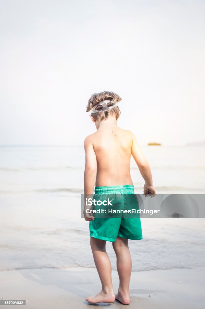 bambino carino con occhiali da immersione in spiaggia, thailandia - Foto stock royalty-free di 4-5 anni