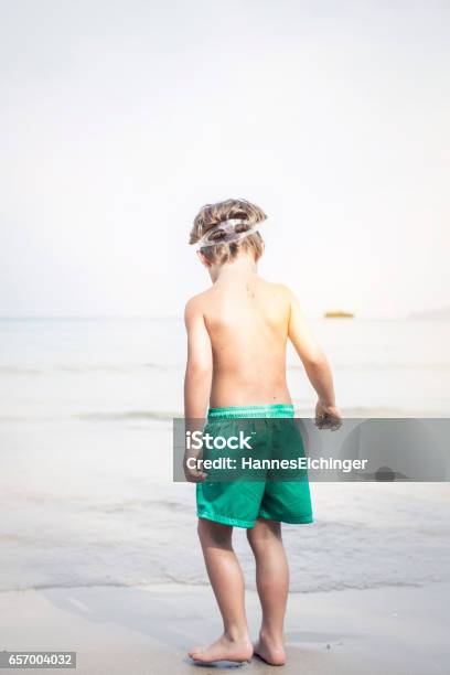 Bambino Carino Con Occhiali Da Immersione In Spiaggia Thailandia - Fotografie stock e altre immagini di 4-5 anni