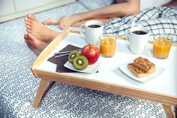 bandeja de desayuno saludable en pareja en el fondo y las piernas - cake pie apple pie apple fotografías e imágenes de stock