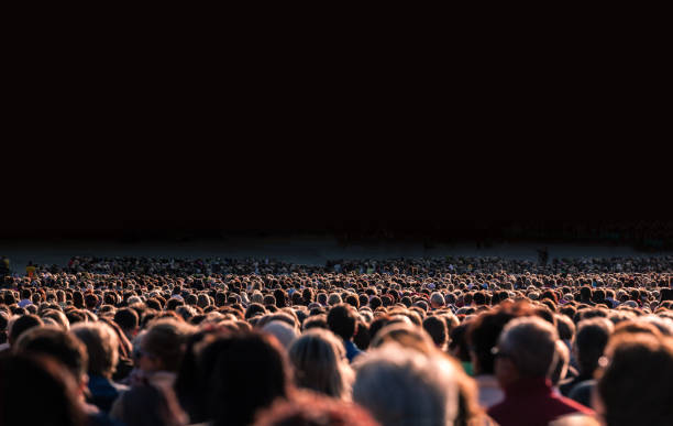 grande foule de gens - grand groupe photos et images de collection