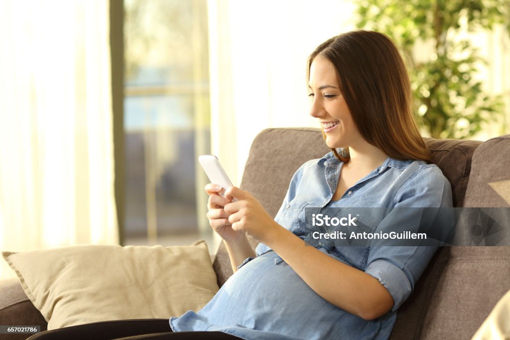 Schwangere Frau auf Handy textlos - Lizenzfrei Am Telefon Stock-Foto