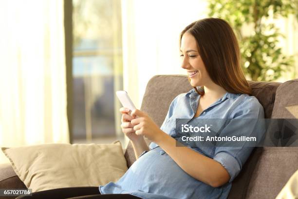 Schwangere Frau Auf Handy Textlos Stockfoto und mehr Bilder von Am Telefon - Am Telefon, Eine Frau allein, Frauen