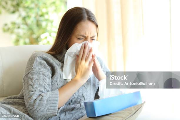 Frau Bläst Mit Grippe Im Winter Stockfoto und mehr Bilder von Allergie - Allergie, Schleim, Erkältung und Grippe