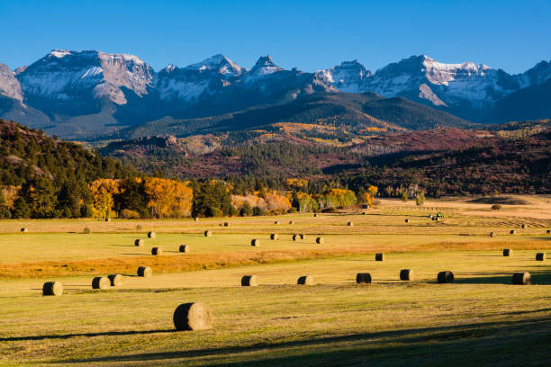 秋のランチ - western usa mountain peak landscape farm ストックフォトと画像