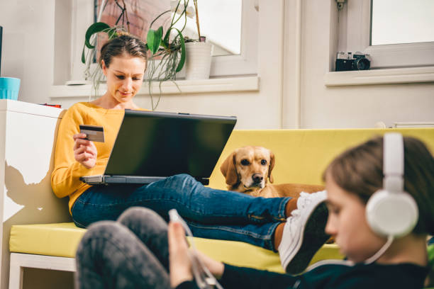 woman using credit card - white dog audio imagens e fotografias de stock