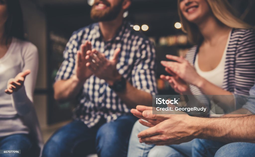 Jugendliche in der Bibliothek - Lizenzfrei Kreis Stock-Foto