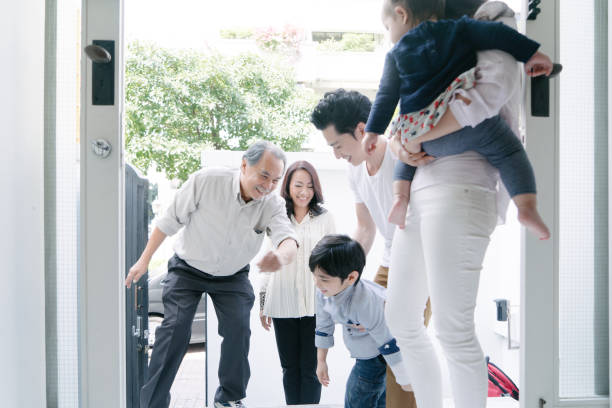 familia bienvenida a abuelos en casa - home interior arrival father family fotografías e imágenes de stock